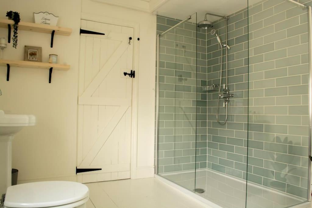 Lovely 3 Bed House In The Heart Of เชลเทนแฮม ภายนอก รูปภาพ