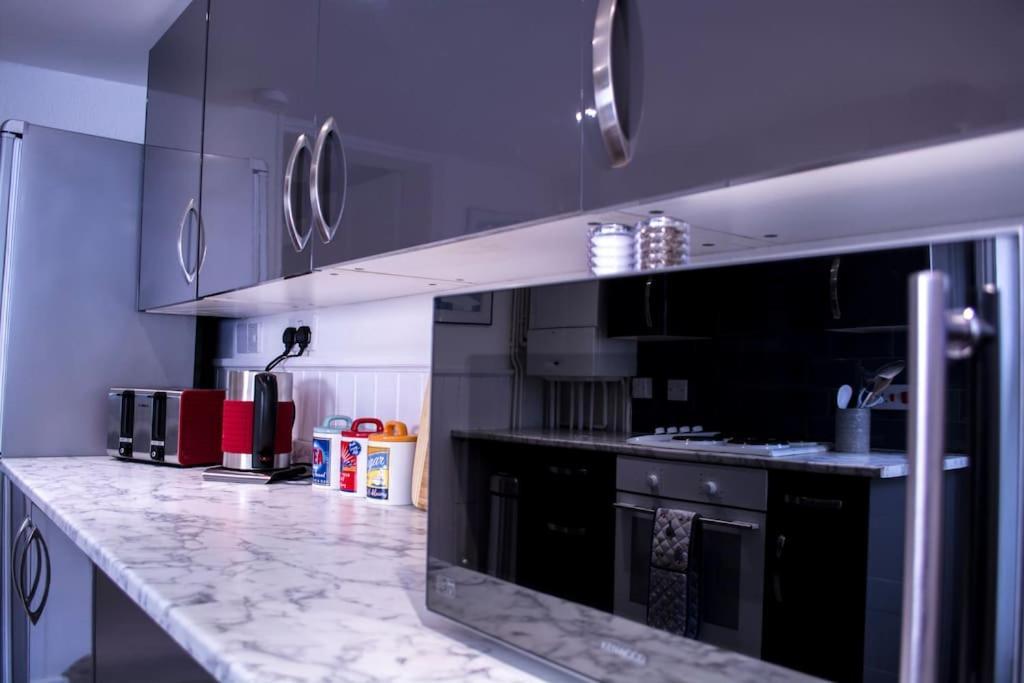 Lovely 3 Bed House In The Heart Of เชลเทนแฮม ภายนอก รูปภาพ